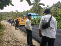 Camat Luktim Monitoring Proyek Pengaspalan Jalan Desa Boitan, Pengawas PUPR Tak Berada di Lokasi