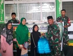 Koramil 1308-01/Luwuk dan Persit Kartika Chandra Kirana Ranting 02 Berbagi Takjil untuk Masyarakat
