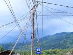 Tiang Listrik Miring dan Kropos di Jalan Poros Lambangan Ancam Pengguna Jalan