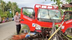 Diduga Sopir Mengantuk, Truk Gas LPG Tabrak Dua Pagar Rumah di Kintom