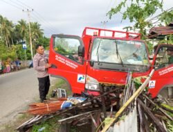 Diduga Sopir Mengantuk, Truk Gas LPG Tabrak Dua Pagar Rumah di Kintom