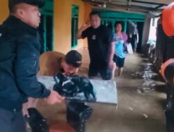 Respon Cepat Polsek Nuhon Bantu Evakuasi Warga Terdampak Banjir