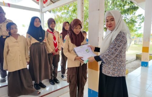 Waket I DPRD Banggai Bagikan Seragam Sekolah Gratis untuk Siswa SD dan SMP