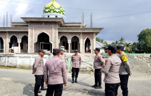 Polsek Lamala Salurkan Bansos Jumat Berkah, Serahkan 14 Sak Semen untuk Pembangunan Masjid Babul Khair