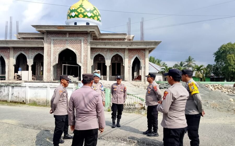 Polsek Lamala Salurkan Bansos Jumat Berkah, Serahkan 14 Sak Semen untuk Pembangunan Masjid Babul Khair