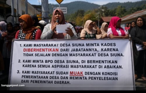 Didominasi Emak-Emak, Warga Siuna Geruduk dan Minta Pj Kades serta BPD Diberhentikan