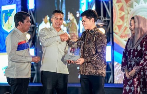 Almarhum Murad Husain Raih Penghargaan Legacy Award dari KADIN Indonesia