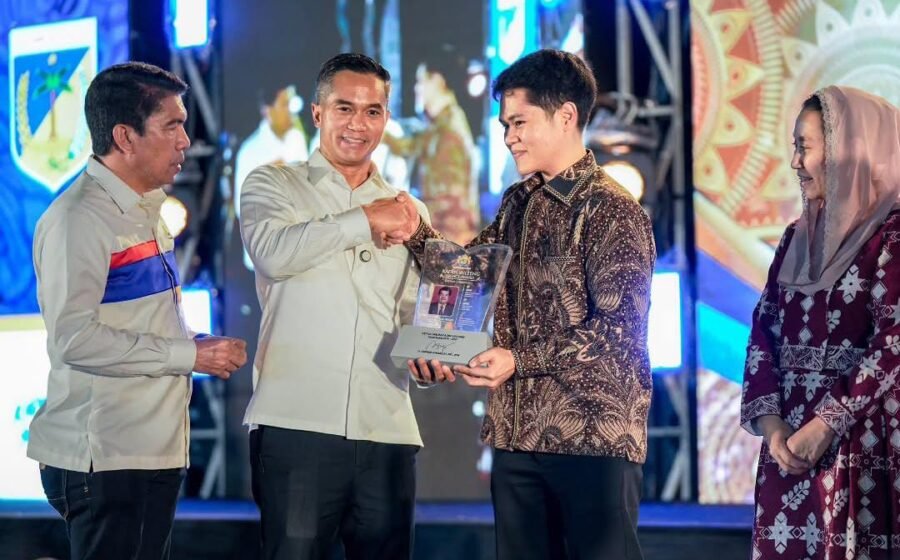 Almarhum Murad Husain Raih Penghargaan Legacy Award dari KADIN Indonesia