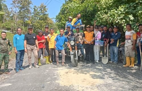 Polsek Lamala Bersama Forkopincam Gelar Baksos, Timbun Jalan Berlubang Sepanjang 1 Kilometer