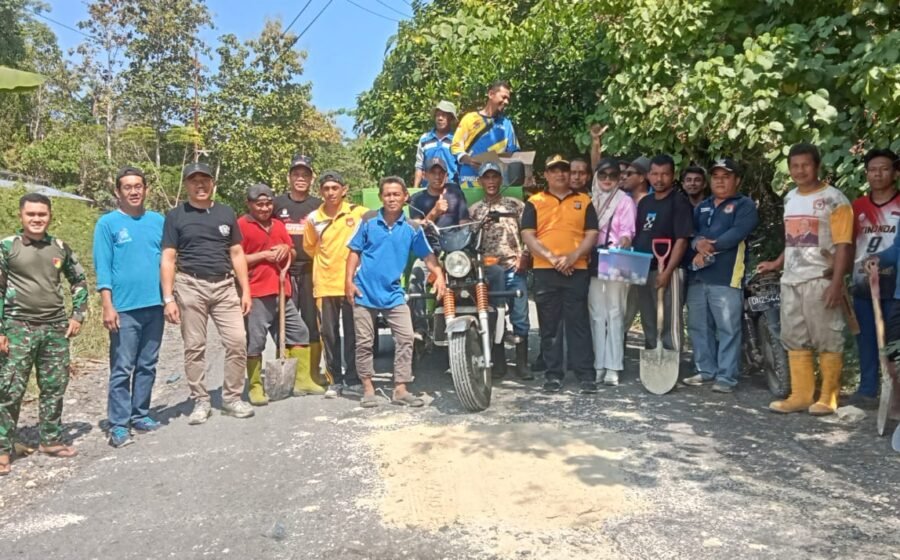 Polsek Lamala Bersama Forkopincam Gelar Baksos, Timbun Jalan Berlubang Sepanjang 1 Kilometer