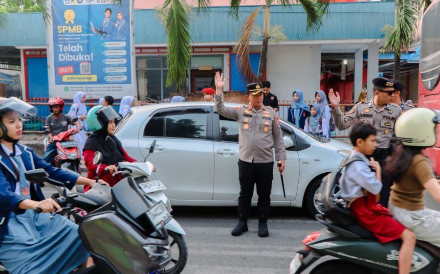 Kapolresta Banggai Atur Lalu Lintas di Titik Macet, Wujudkan Pelayanan yang Dekat Masyarakat