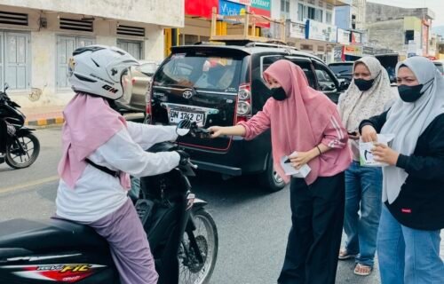 PT KLS Bagikan Masker Kepada Warga, Antisipasi Dampak Asap Karhutla