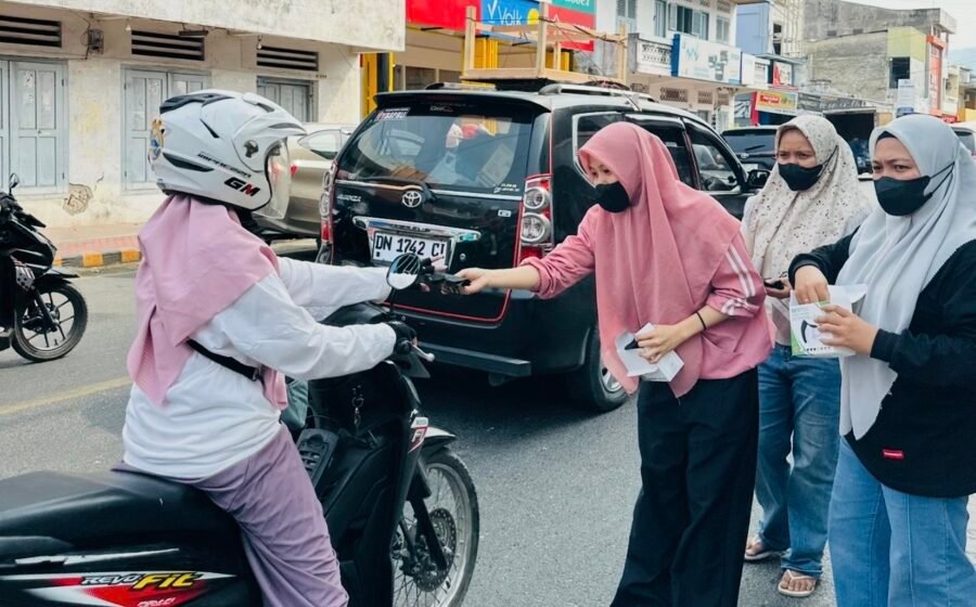 PT KLS Bagikan Masker Kepada Warga, Antisipasi Dampak Asap Karhutla