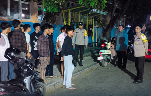 Polsek Luwuk Bubarkan Kerumunan Pemuda yang Konsumsi Cap Tikus di Halte SMPN 3
