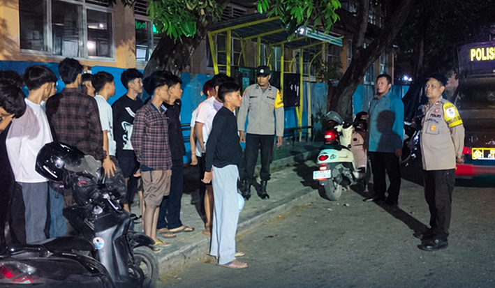 Polsek Luwuk Bubarkan Kerumunan Pemuda yang Konsumsi Cap Tikus di Halte SMPN 3