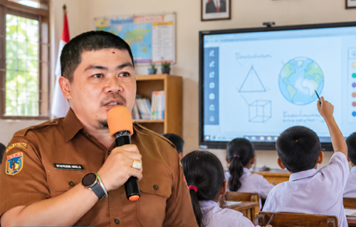 361 SD di Banggai Jadi Sasaran Bantuan 1.086 Papan Interaktif Digital