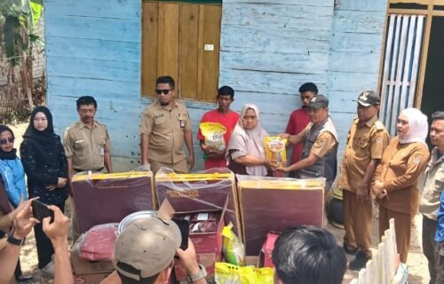 Saridin Terharu Terima Bantuan Dinsos Banggai Usai Rumahnya Ludes Terbakar